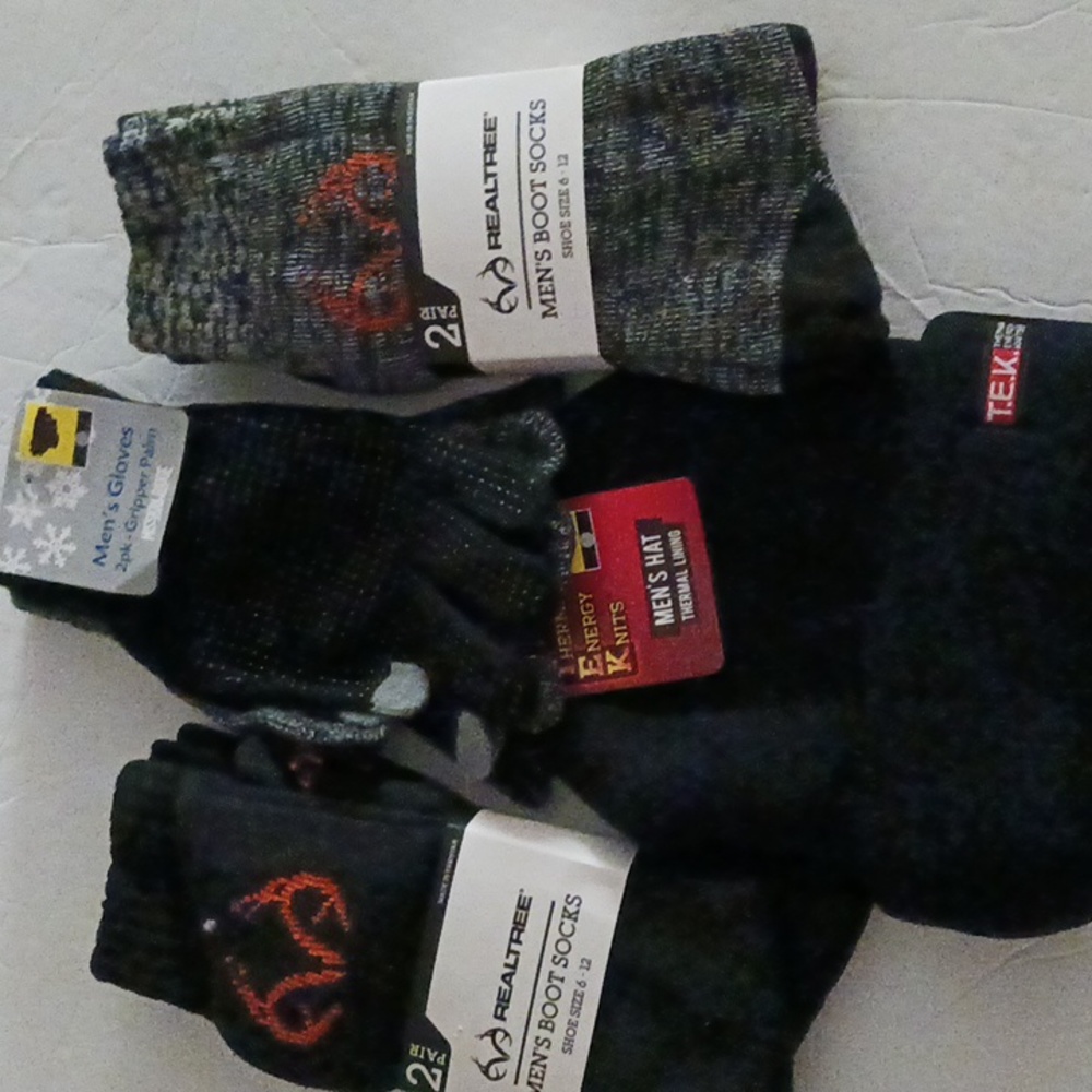 Nwt REALTREE Men socks,hat, gloves bundle